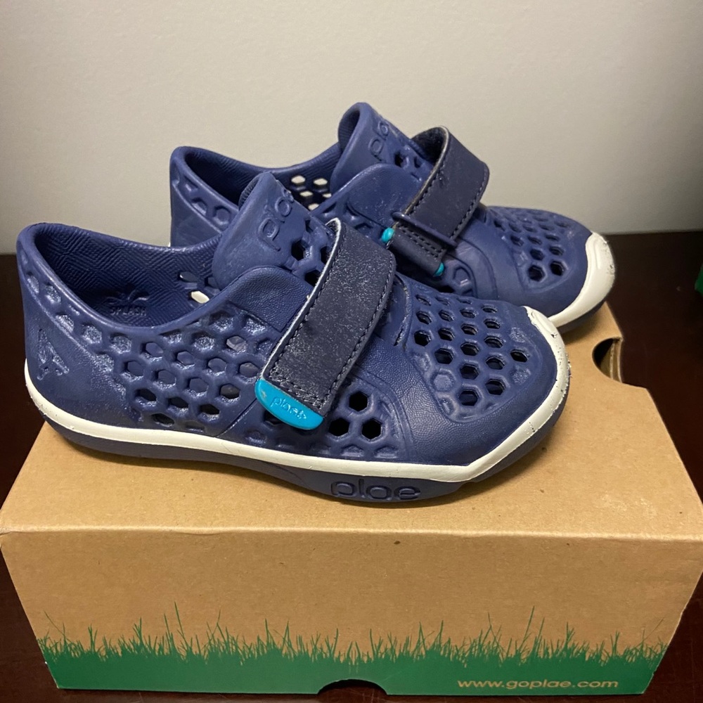 Plae Mimo water shoes size 9